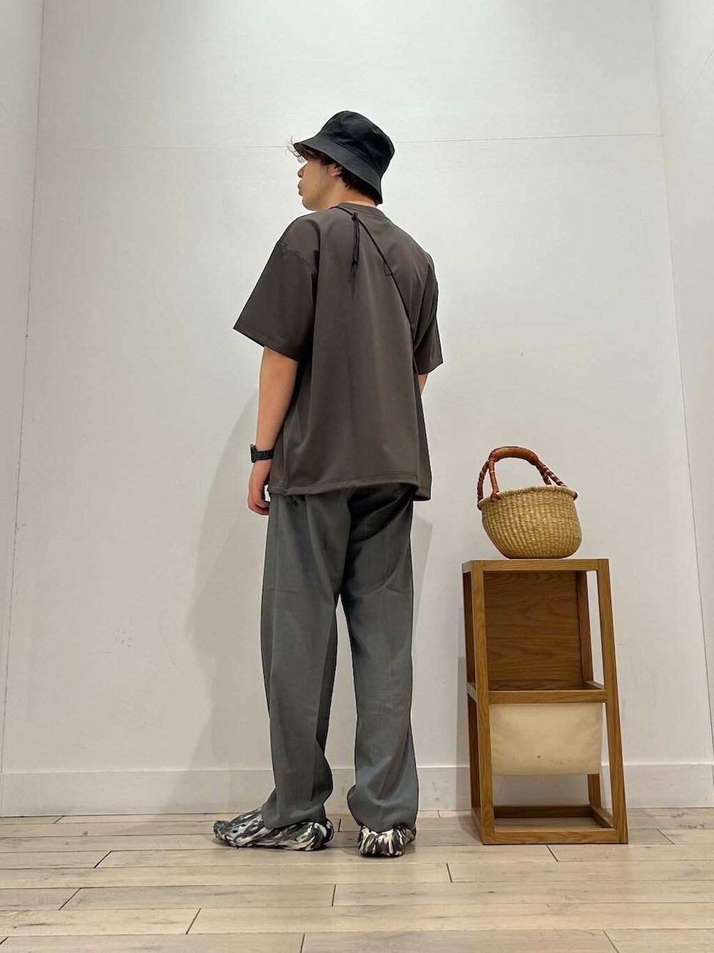 「カジュアル、Tシャツ、スポーツミックス、別注、デートコーデ、サンダル、カットソー、アウトドア、ナチュラル、ハット、クルーネック、ベーシック、シック、休日コーデ、UVカット」|「KIJIMA TAKAYUKIのKIJIMA TAKAYUKI BUCKET HAT(ハット、ブラック系)」を使った、君と洋服を繋ぐ者パックマンさん(メンズ・170cm)の春コーディネートの4枚目の写真