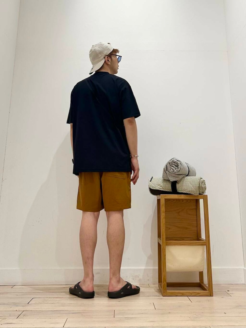 ブラック系のサンダル、ブラック系のTシャツ/カットソー、パープル系のラグ/マットを着用したメンズの夏コーディネートの5枚目の写真