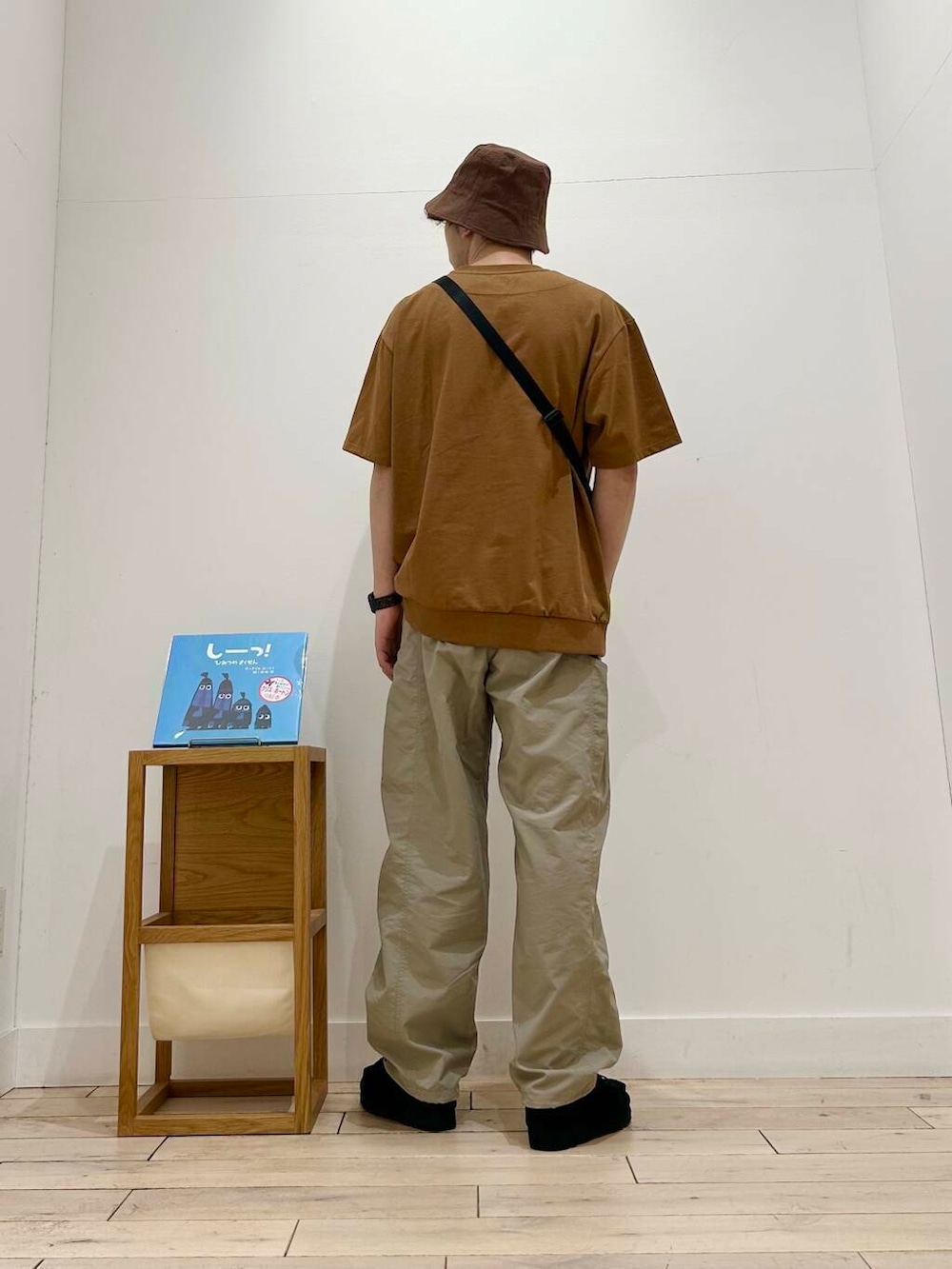 「カジュアル、clarks、スポーツミックス、別注、デートコーデ、ブラウン、NANGA、半袖シャツ、春コーデ、休日コーデ、吸水速乾、newarrival、THENORTHFACE、休日スタイル、doors」|「ClarksのClarks WallabeeGTX(ブーツ、ブラック系)」を使った、君と洋服を繋ぐ者パックマンさん(メンズ・170cm)の春コーディネートの5枚目の写真