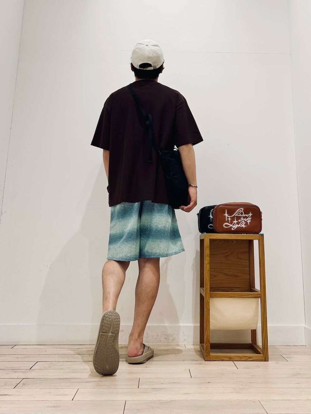 「トップス、メガネ、カジュアル、Tシャツ、キャンプ、サングラス、オーバーサイズ、イージーパンツ、スポーツミックス、別注、デートコーデ、ワントーン、サンダル、カットソー、アウトドア」｜「URBAN RESEARCH DOORSのメタルフレーム(調光&偏光レンズ)（メガネ、ブルー系）」を使った、パックマンIIIさん（メンズ・170cm）の夏コーディネートの5枚目の写真