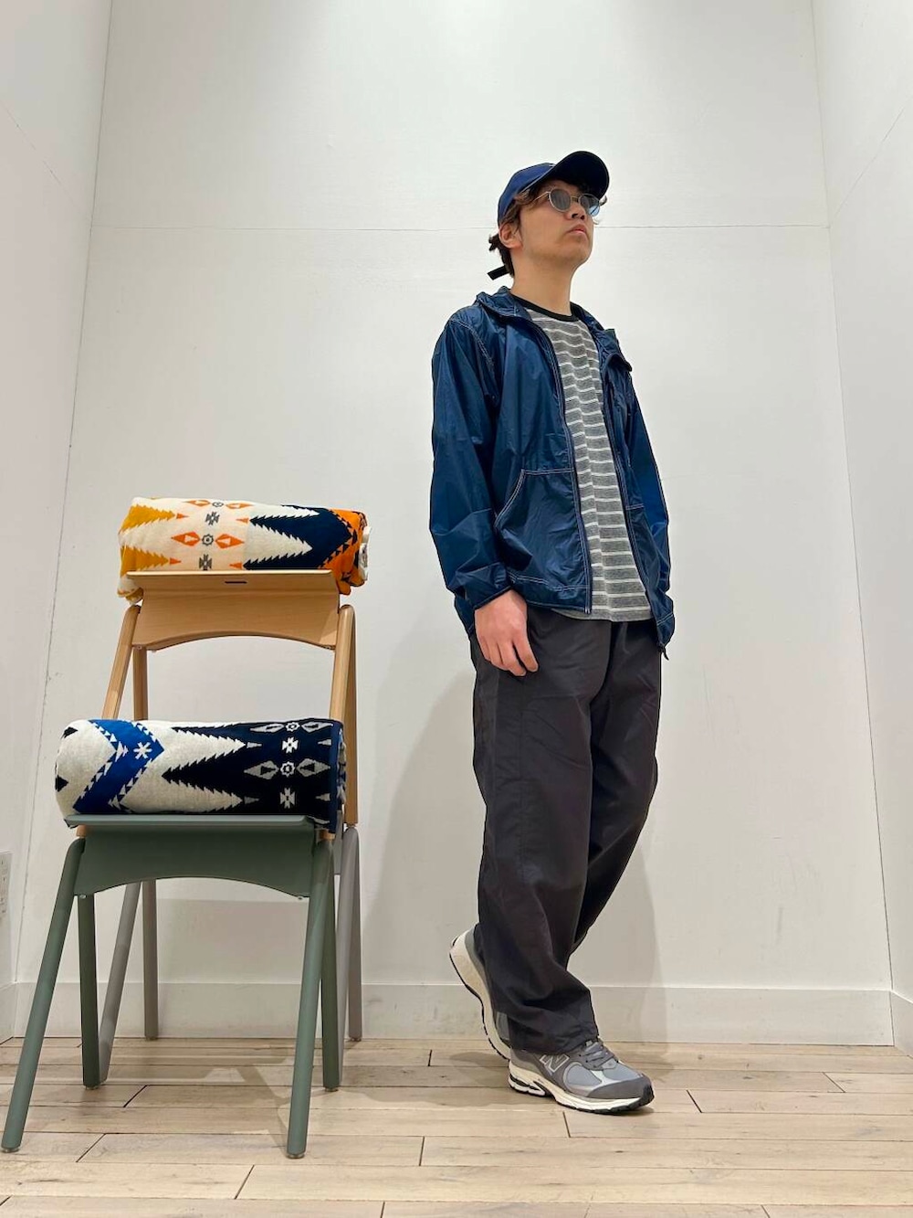 グレー系のスニーカー、ブルー系のマウンテンパーカー、グレー系のその他パンツを着用したメンズの春コーディネートの6枚目の写真