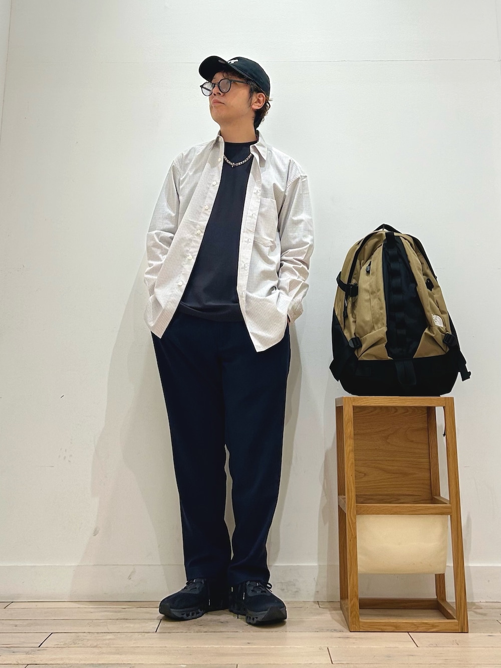 ブルー系のバックパック/リュック、その他のシャツ/ブラウス、グレー系のTシャツ/カットソーを着用したメンズの秋コーディネートの3枚目の写真