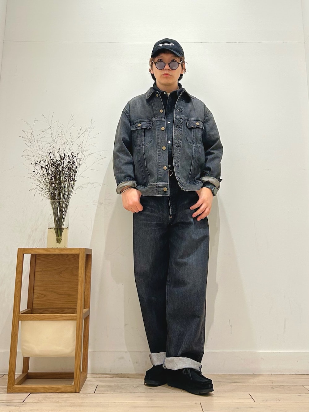 ブラック系のシャツ/ブラウス、その他のニット/セーター、ブラック系のデニムパンツを着用したメンズの秋コーディネートの4枚目の写真