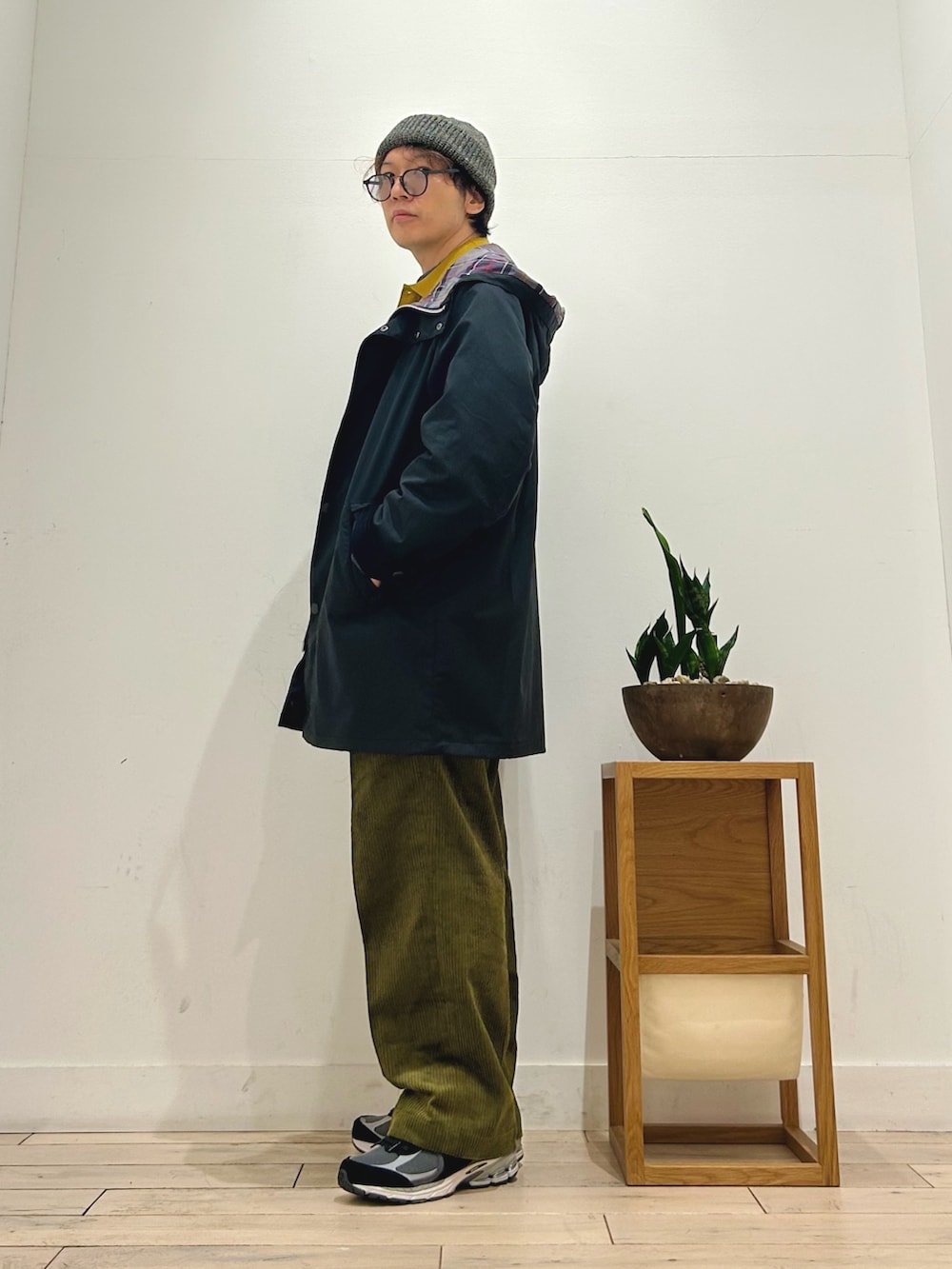 イエロー系のカーディガン/ボレロ、ブルー系のシャツ/ブラウス、ブラック系のその他アウターを着用したメンズの秋コーディネートの4枚目の写真