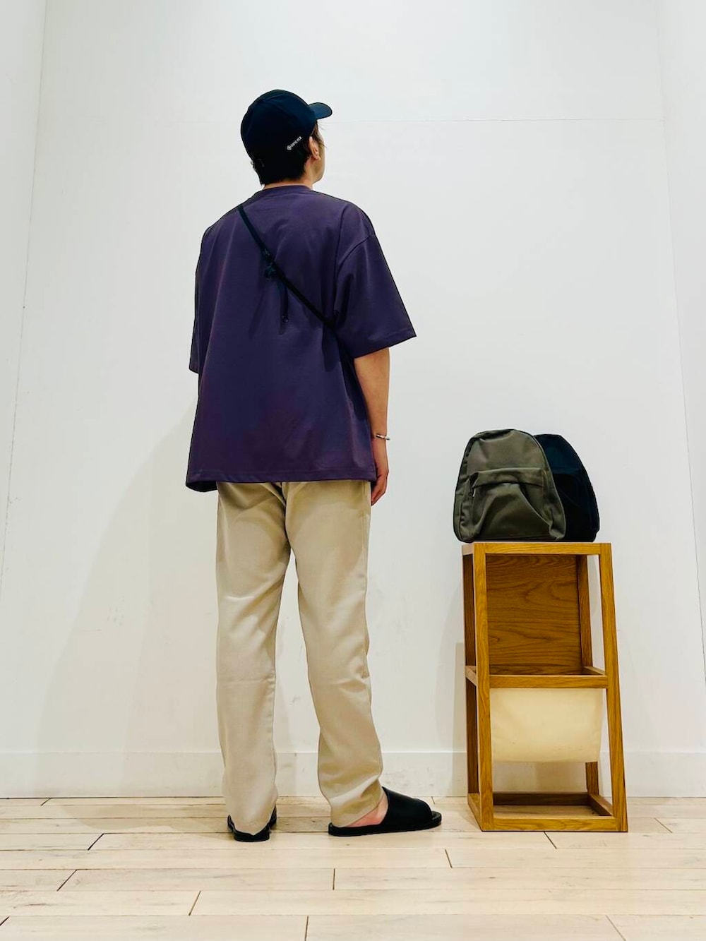 「トップス、メガネ、カジュアル、モノトーン、Tシャツ、キャンプ、サングラス、オーバーサイズ、イージーパンツ、スポーツミックス、別注、デートコーデ、テーパードパンツ、ワントーン、サンダル」|「Gramicciの『別注』Gramicci Linen Blend Pants(その他パンツ、ホワイト系)」を使った、パックマンIIIさん(メンズ・170cm)の夏コーディネートの4枚目の写真