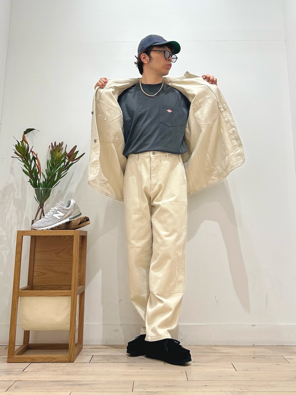 「FORK&SPOON、DOORS、カバーオール、カーゴパンツ、セットアップコーデ、セットアップ、Danton、clarks、GTX、ビブラムソール、スゥエード、newarrival、UV対策✕通勤スタイル 紫外線対策 私のイチ推しブランド ここでしか手に入らない別注アイテム 旅行コーデ 帰省コーデ、ピクニック 公園デート 遊園地デート キャンプ 水族館デート こなれ感 UVカット 調光レンズ 暮らしを楽しむ クラシック 音楽鑑賞 芸術の秋 ロングスリーブ doors EKAL」|「URBAN RESEARCH DOORSのウェリントン(調光&偏光レンズ)(メガネ、ブラック系)」を使った、パックマンIIIさん(メンズ・170cm)の秋コーディネートの2枚目の写真