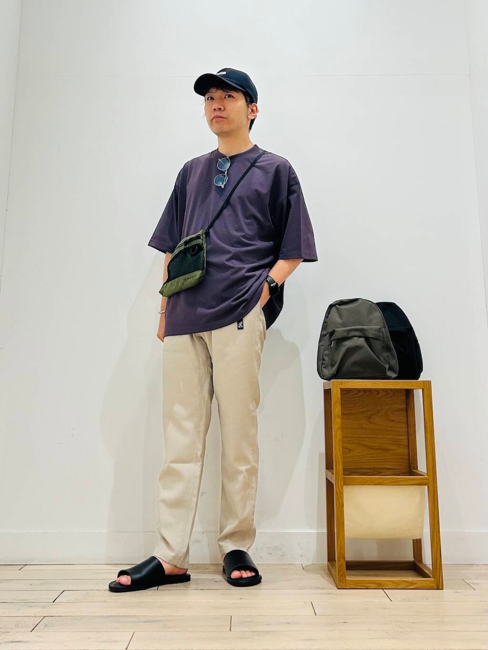 「トップス、メガネ、カジュアル、モノトーン、Tシャツ、キャンプ、サングラス、オーバーサイズ、イージーパンツ、スポーツミックス、別注、デートコーデ、テーパードパンツ、ワントーン、サンダル」|「Gramicciの『別注』Gramicci Linen Blend Pants(その他パンツ、ホワイト系)」を使った、パックマンIIIさん(メンズ・170cm)の夏コーディネートの5枚目の写真