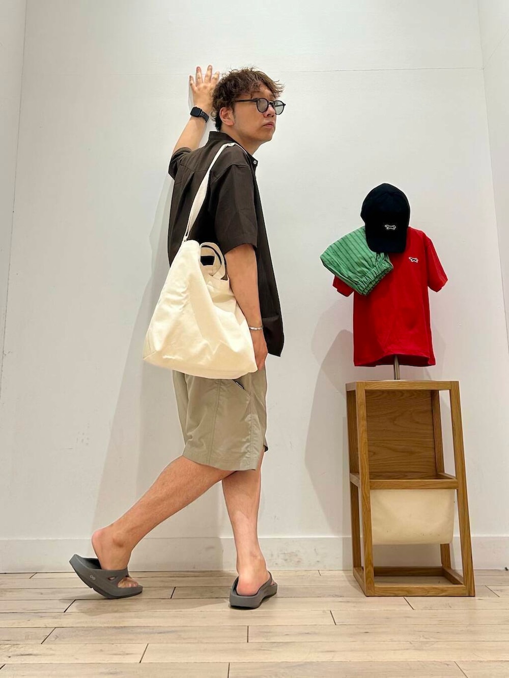「シャツ、トップス、シャツスタイル、メガネ、カジュアル、Tシャツ、キャンプ、サングラス、オーバーサイズ、スポーツミックス、別注、デートコーデ、シンプルコーデ、サンダル、ブラウス」|「OOFOSのOOFOS Ooriginal(サンダル、グレー系)」を使った、君と洋服を繋ぐ者パックマンさん(メンズ・170cm)の夏コーディネートの2枚目の写真