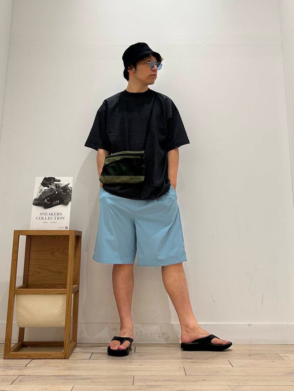 ブラック系のサンダル、ブラック系のTシャツ/カットソー、ブルー系のその他パンツを着用したメンズの夏コーディネートの6枚目の写真