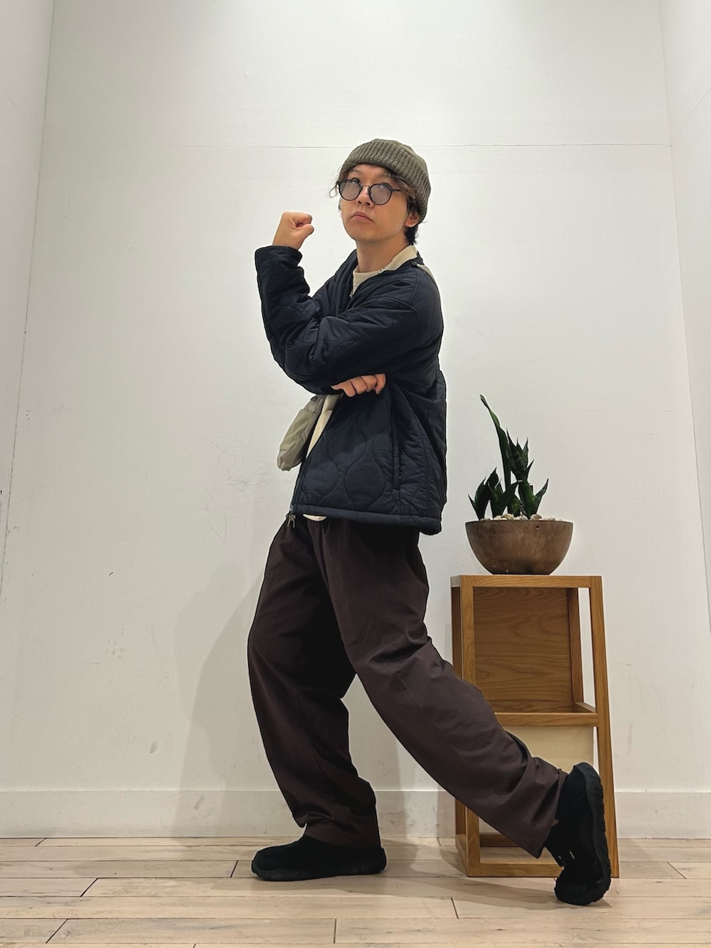 ブラウン系のダウンジャケット/コート、ホワイト系のTシャツ/カットソー、ブラウン系のその他パンツを着用したメンズの秋コーディネートの2枚目の写真