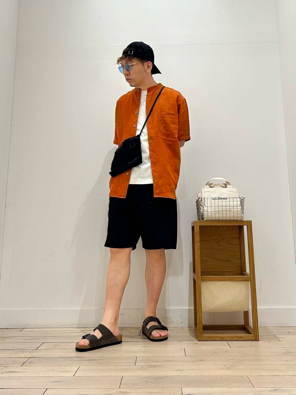 「トップス、カジュアル、Tシャツ、オレンジ、サングラス、オーバーサイズ、スポーツミックス、別注、デートコーデ、ショルダーバッグ、サンダル、キャップ、カットソー、アウトドア、ナチュラル」|「URBAN RESEARCH DOORSのメタルフレーム(調光&偏光レンズ)(メガネ、ブルー系)」を使った、君と洋服を繋ぐ者パックマンさん(メンズ・170cm)の春コーディネートの2枚目の写真