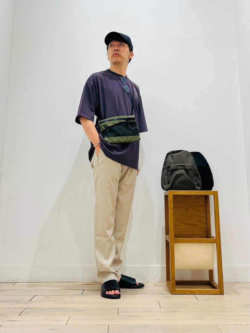 「トップス、メガネ、カジュアル、モノトーン、Tシャツ、キャンプ、サングラス、オーバーサイズ、イージーパンツ、スポーツミックス、別注、デートコーデ、テーパードパンツ、ワントーン、サンダル」|「Gramicciの『別注』Gramicci Linen Blend Pants(その他パンツ、ホワイト系)」を使った、パックマンIIIさん(メンズ・170cm)の夏コーディネートの2枚目の写真