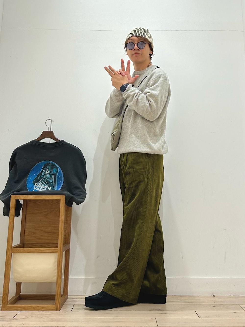 グレー系のニット/セーター、ブラック系のTシャツ/カットソー、グレー系のスウェットを着用したメンズの秋コーディネートの3枚目の写真