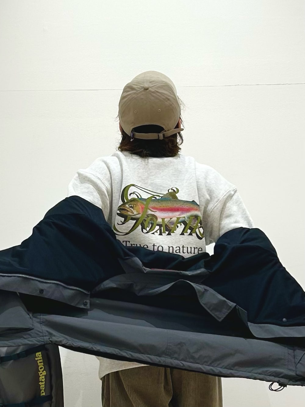 グレー系のナイロンジャケット、グレー系のスウェット、ブラウン系のその他パンツを着用したメンズの秋コーディネートの2枚目の写真