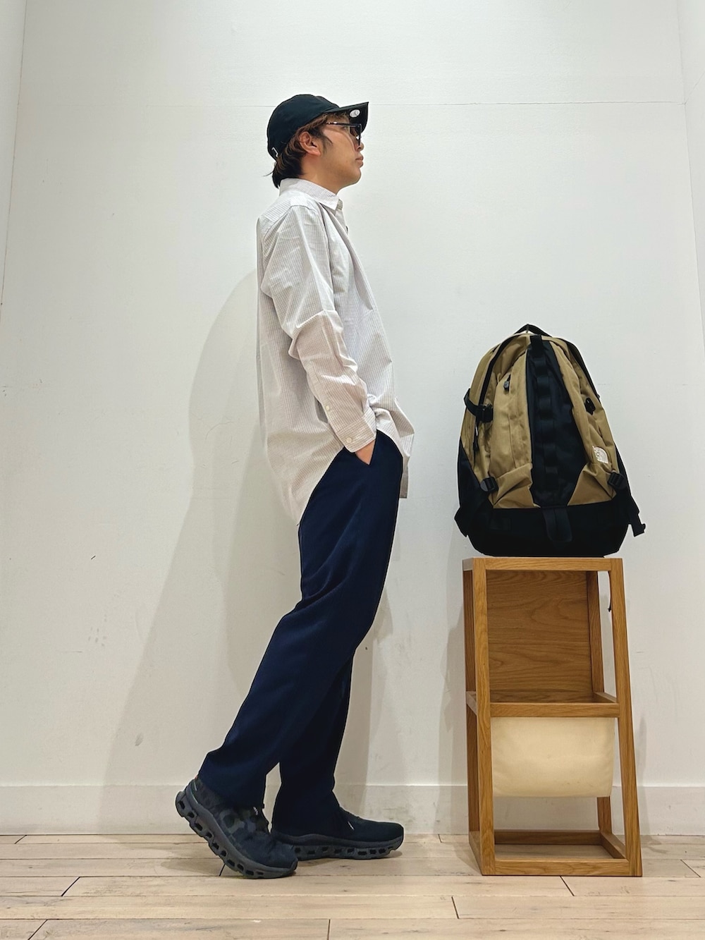 ブルー系のバックパック/リュック、その他のシャツ/ブラウス、グレー系のTシャツ/カットソーを着用したメンズの秋コーディネートの2枚目の写真