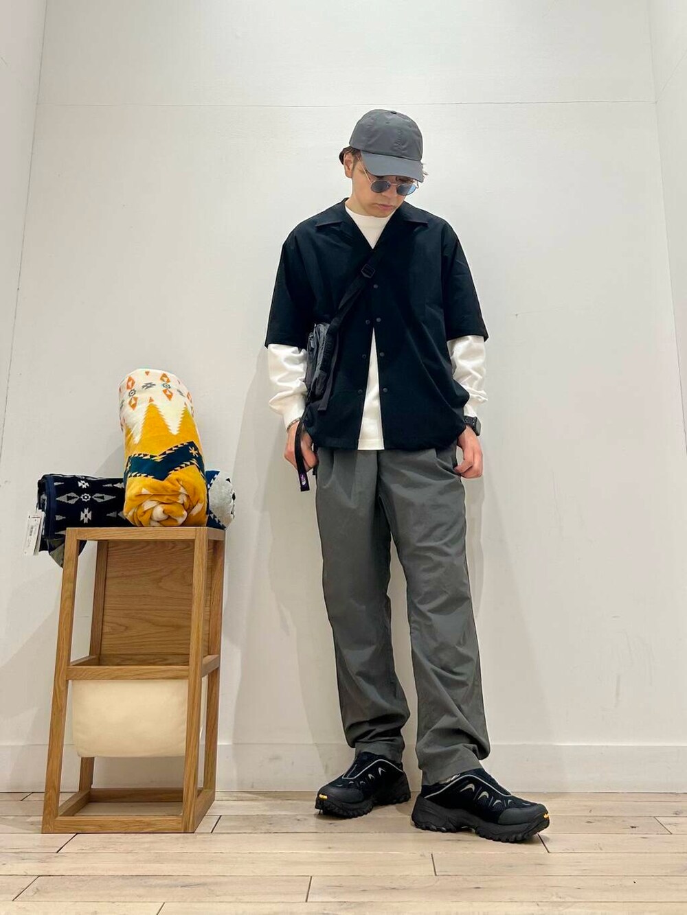 「サングラス、スポーツミックス、別注、デートコーデ、ブラウス、アウトドア、Gramicci、雨の日コーデ、セレモニースタイル、シック、スポーティー、吸水速乾、newarrival、ピクニック、THENORTHFACE」｜「Gramicciの『撥水』『別注』GRAMICCI　アクティブナイロンパンツ（その他パンツ、グレー系）」を使った、君と洋服を繋ぐ者パックマンさん（メンズ・170cm）の春コーディネートの3枚目の写真