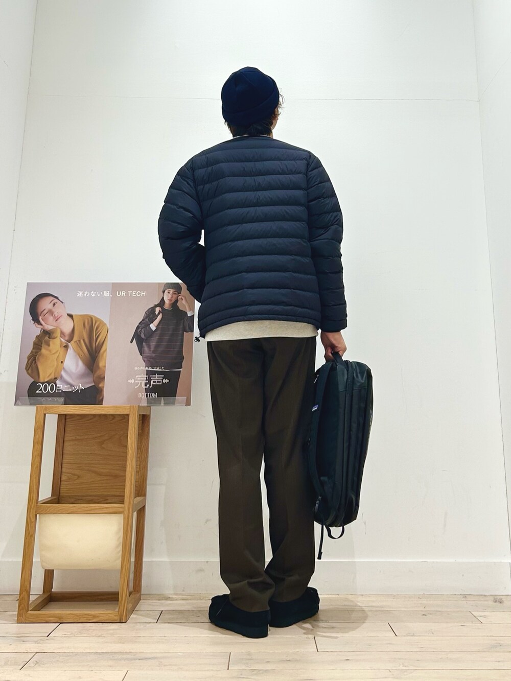 ベージュ系のスウェット、ブラック系のその他アウター、ブラウン系のその他パンツを着用したメンズの秋コーディネートの5枚目の写真