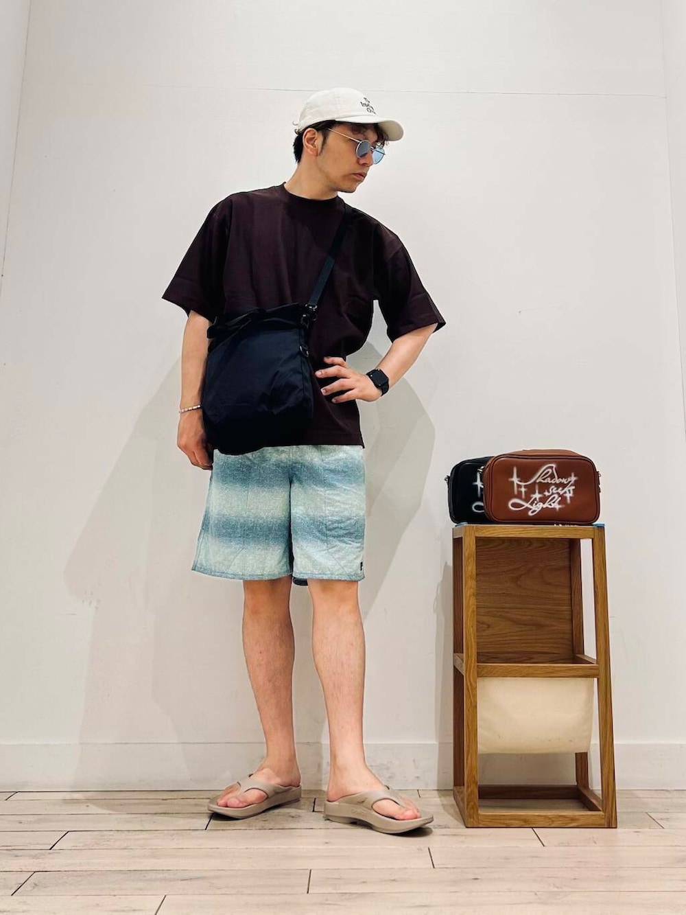 「トップス、メガネ、カジュアル、Tシャツ、キャンプ、サングラス、オーバーサイズ、イージーパンツ、スポーツミックス、別注、デートコーデ、ワントーン、サンダル、カットソー、アウトドア」｜「URBAN RESEARCH DOORSのメタルフレーム(調光&偏光レンズ)（メガネ、ブルー系）」を使った、パックマンIIIさん（メンズ・170cm）の夏コーディネートの2枚目の写真
