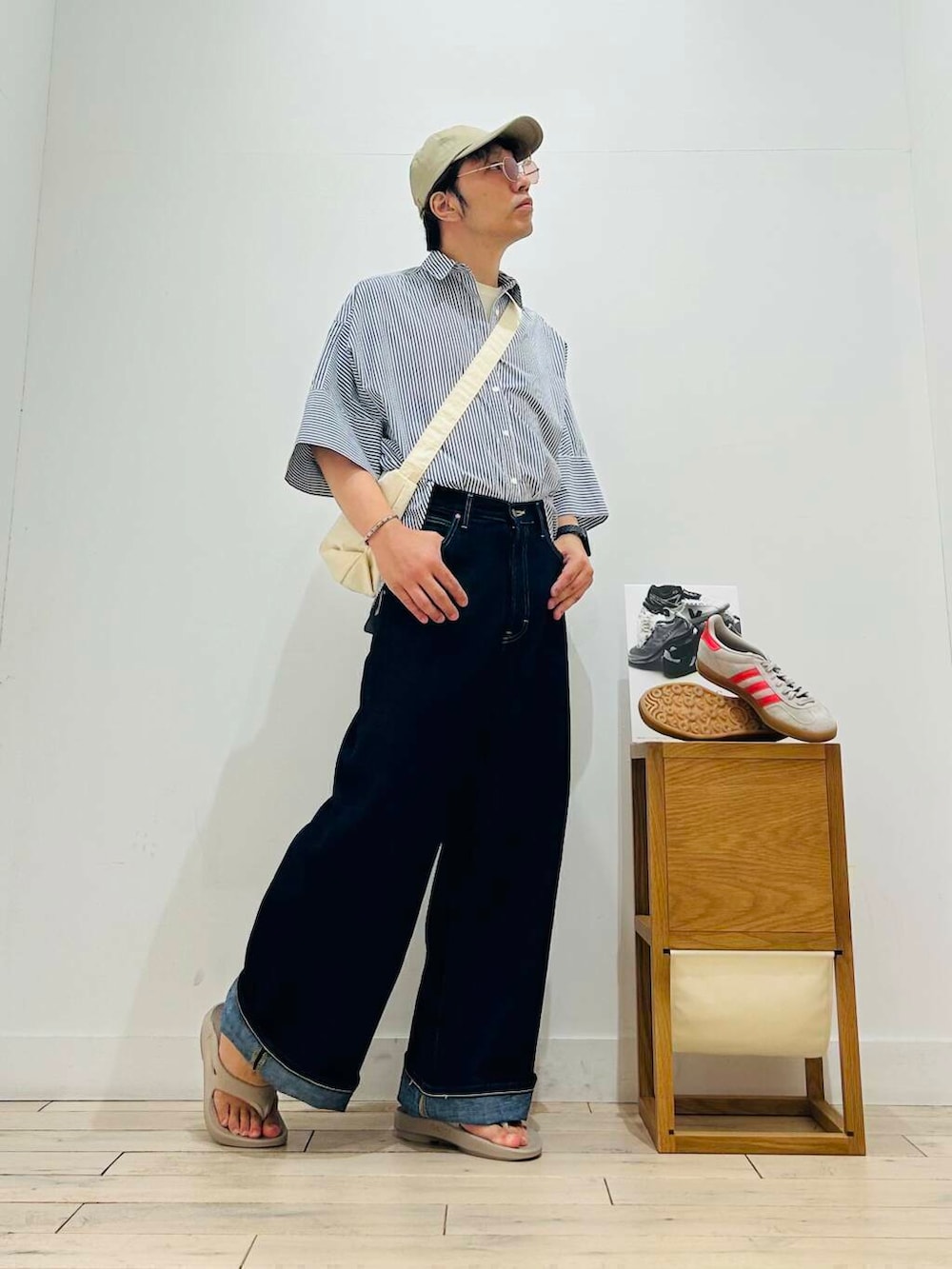 「トップス、シャツスタイル、メガネ、カジュアル、Tシャツ、キャンプ、サングラス、オーバーサイズ、イージーパンツ、スポーツミックス、別注、デートコーデ、ワントーン、URBANRESEARCH、サンダル」|「URBAN RESEARCH DOORSのウォッシャブルミニショルダーバッグ(ショルダーバッグ、ホワイト系)」を使った、君と洋服を繋ぐ者パックマンさん(メンズ・170cm)の夏コーディネートの3枚目の写真