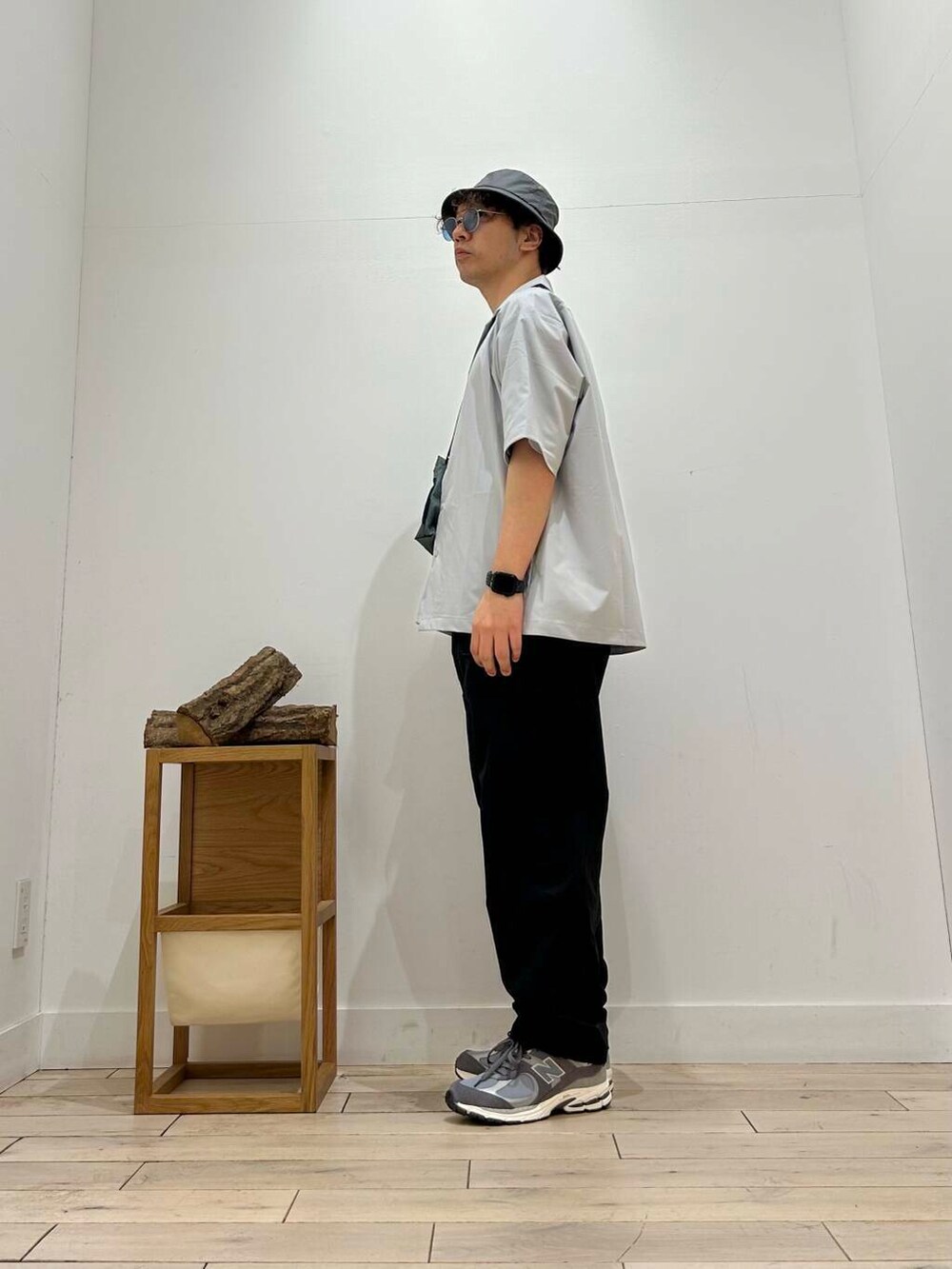 「セットアップ、カジュアル、スポーツミックス、別注、デートコーデ、ブラウス、アウトドア、ハット、半袖シャツ、休日コーデ、UVカット、newarrival、休日スタイル、doors、フェスコーデ」|「URBAN RESEARCH DOORSのメタルフレーム(調光&偏光レンズ)(メガネ、ブラック系)」を使った、パックマンIIIさん(メンズ・170cm)の春コーディネートの4枚目の写真