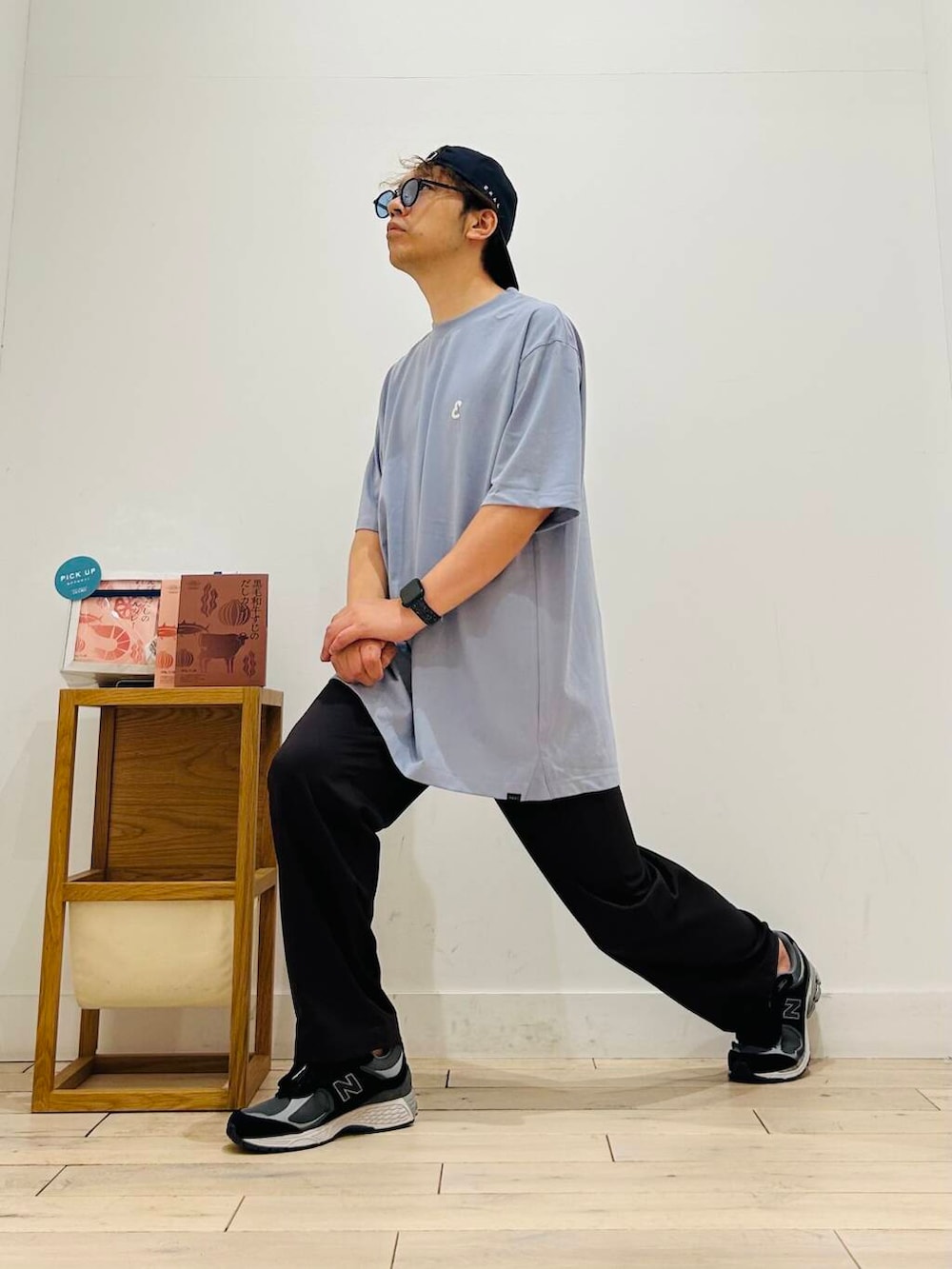 ブラウン系のその他パンツ、ブラック系のスニーカー、ブルー系のTシャツ/カットソーを着用したメンズの夏コーディネートの8枚目の写真