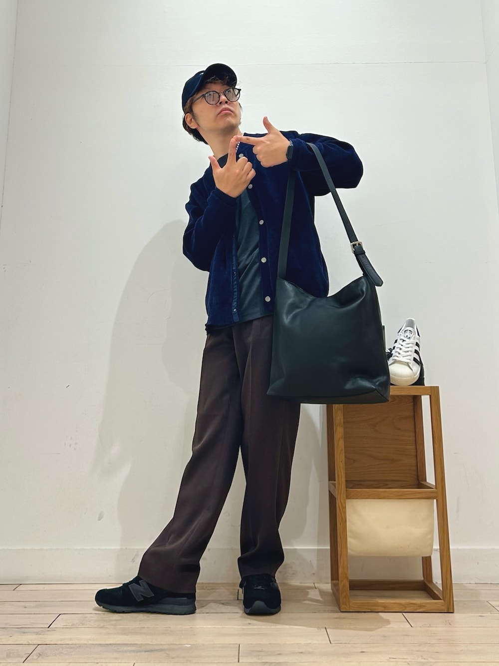 ホワイト系のスニーカー、ブラック系のショルダーバッグ、ブラウン系のその他パンツを着用したメンズの秋コーディネートの2枚目の写真