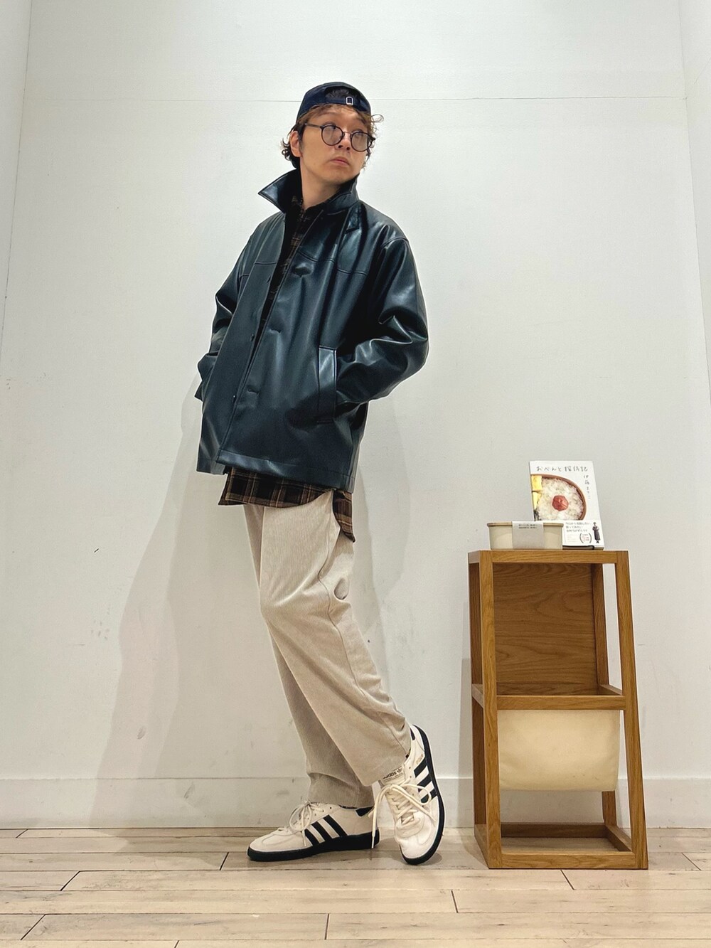 ブラック系のライダースジャケット、ホワイト系のTシャツ/カットソー、ベージュ系のその他パンツを着用したメンズの秋コーディネートの2枚目の写真