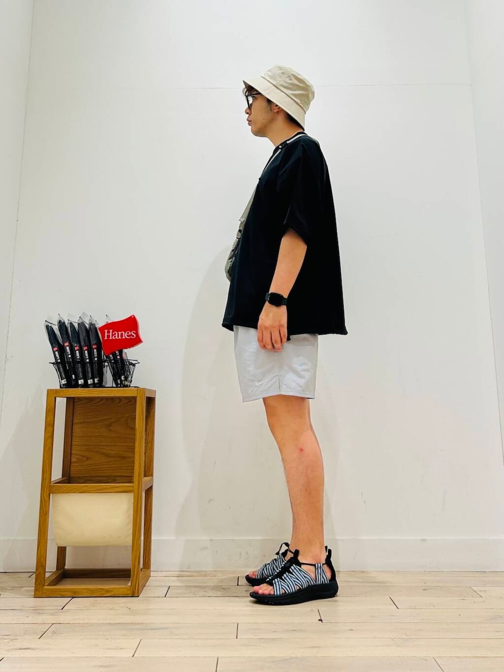 「トップス、メガネ、カジュアル、Tシャツ、キャンプ、サングラス、オーバーサイズ、イージーパンツ、スポーツミックス、別注、デートコーデ、ワントーン、サンダル、カットソー、アウトドア」｜「THE NORTH FACEのTHE NORTH FACE　Capella 2（ショルダーバッグ、グレー系）」を使った、パックマンIIIさん（メンズ・170cm）の夏コーディネートの4枚目の写真