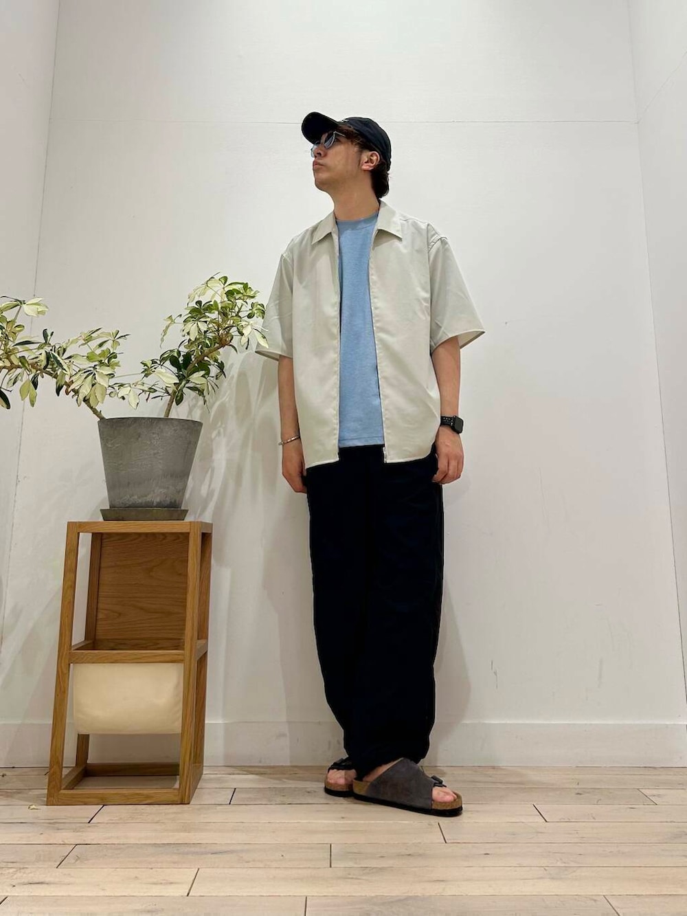 「カジュアル、Tシャツ、スポーツミックス、別注、デートコーデ、キャップ、ブラウス、カットソー、アウトドア、半袖シャツ、クルーネック、ベーシック、休日コーデ、UVカット、吸水速乾」｜「URBAN RESEARCH DOORSのメタルフレーム(調光&偏光レンズ)（メガネ、ブラック系）」を使った、君と洋服を繋ぐ者パックマンさん（メンズ・170cm）の春コーディネートの5枚目の写真