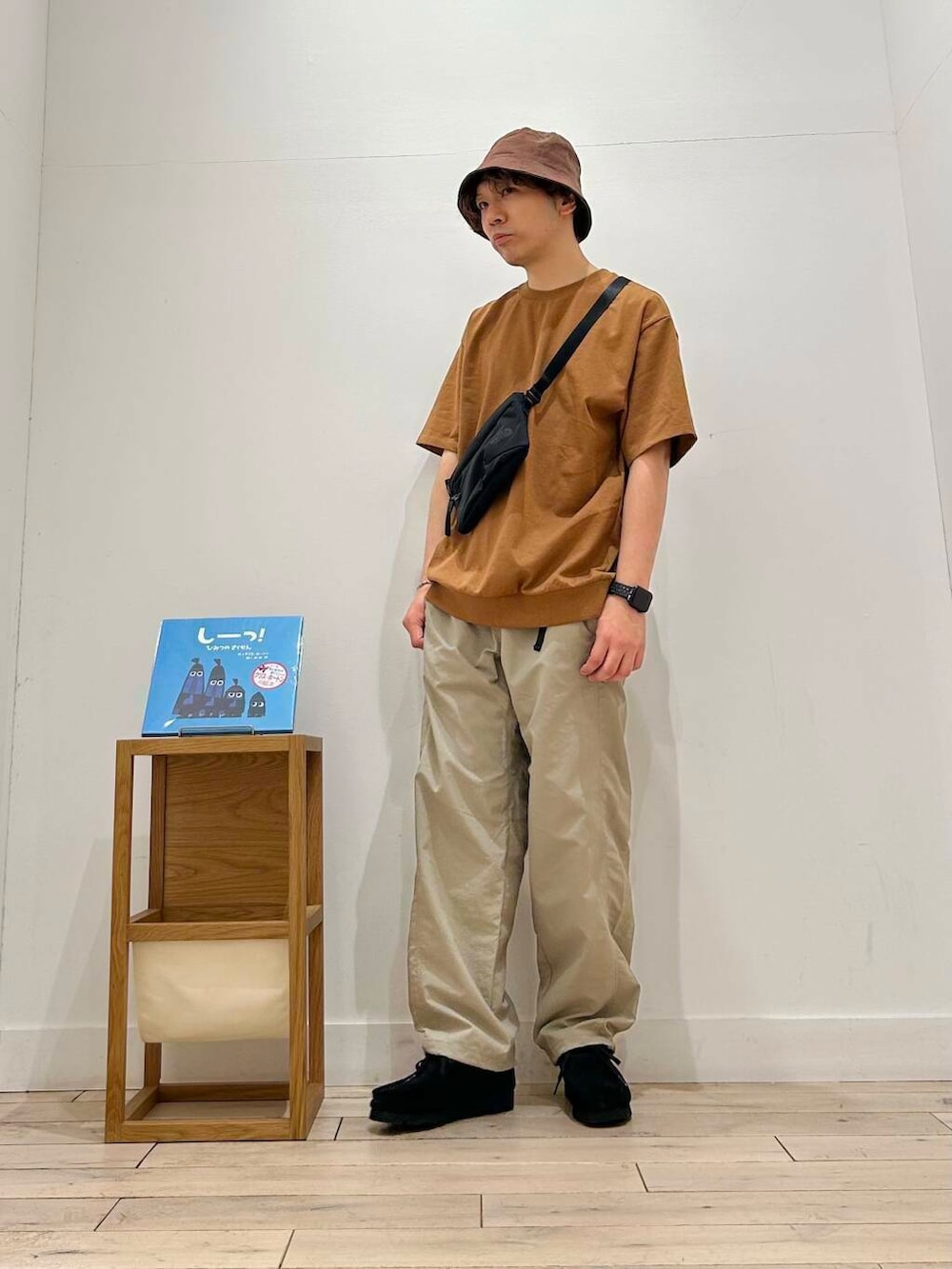 「カジュアル、clarks、スポーツミックス、別注、デートコーデ、ブラウン、NANGA、半袖シャツ、春コーデ、休日コーデ、吸水速乾、newarrival、THENORTHFACE、休日スタイル、doors」|「ClarksのClarks WallabeeGTX(ブーツ、ブラック系)」を使った、君と洋服を繋ぐ者パックマンさん(メンズ・170cm)の春コーディネートの2枚目の写真