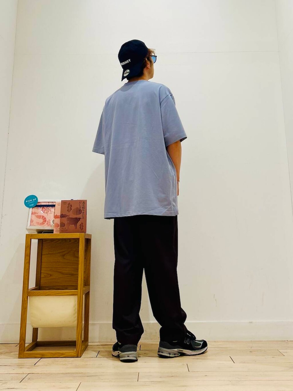 ブラウン系のその他パンツ、ブラック系のスニーカー、ブルー系のTシャツ/カットソーを着用したメンズの夏コーディネートの7枚目の写真