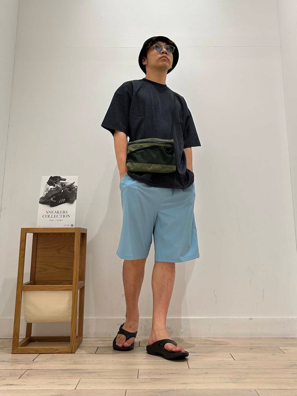 ブラック系のサンダル、ブラック系のTシャツ/カットソー、ブルー系のその他パンツを着用したメンズの夏コーディネートの4枚目の写真