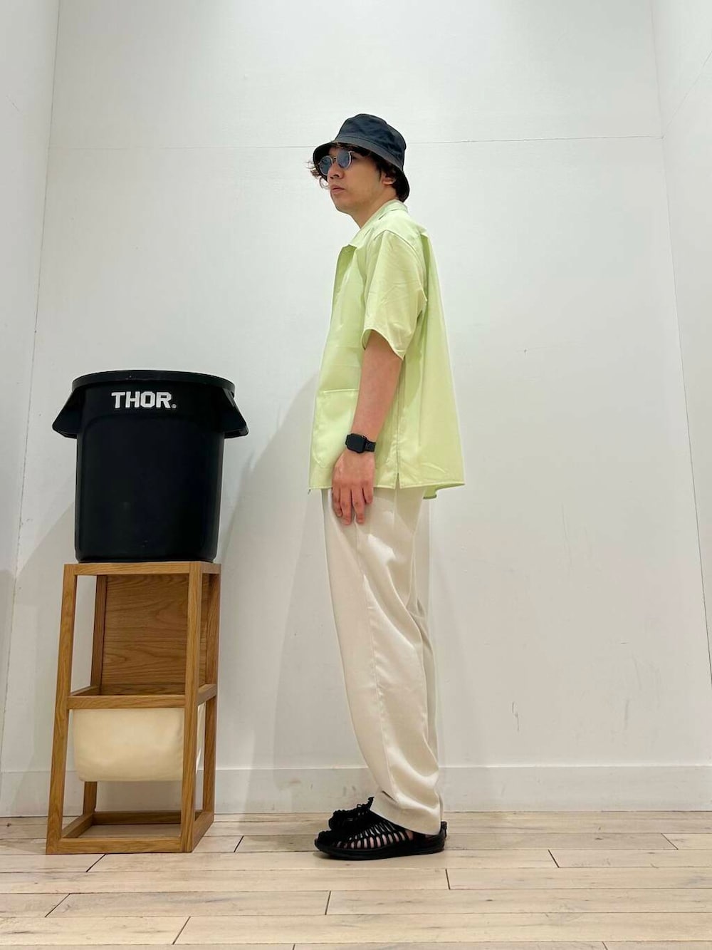 「カジュアル、Tシャツ、スポーツミックス、デートコーデ、ブラウス、カットソー、アウトドア、ハット、半袖シャツ、クルーネック、ベーシック、休日コーデ、吸水速乾、newarrival、休日スタイル」|「KIJIMA TAKAYUKIのKIJIMA TAKAYUKI BUCKET HAT(ハット、ブラック系)」を使った、君と洋服を繋ぐ者パックマンさん(メンズ・170cm)の春コーディネートの2枚目の写真