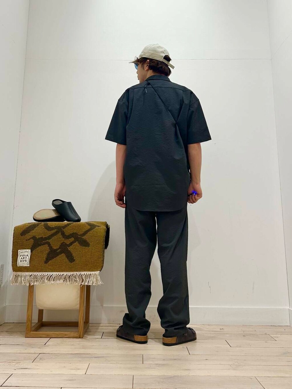 グレー系のシャツ/ブラウス、グレー系のその他パンツ、グレー系のショルダーバッグを着用したメンズの春コーディネートの4枚目の写真