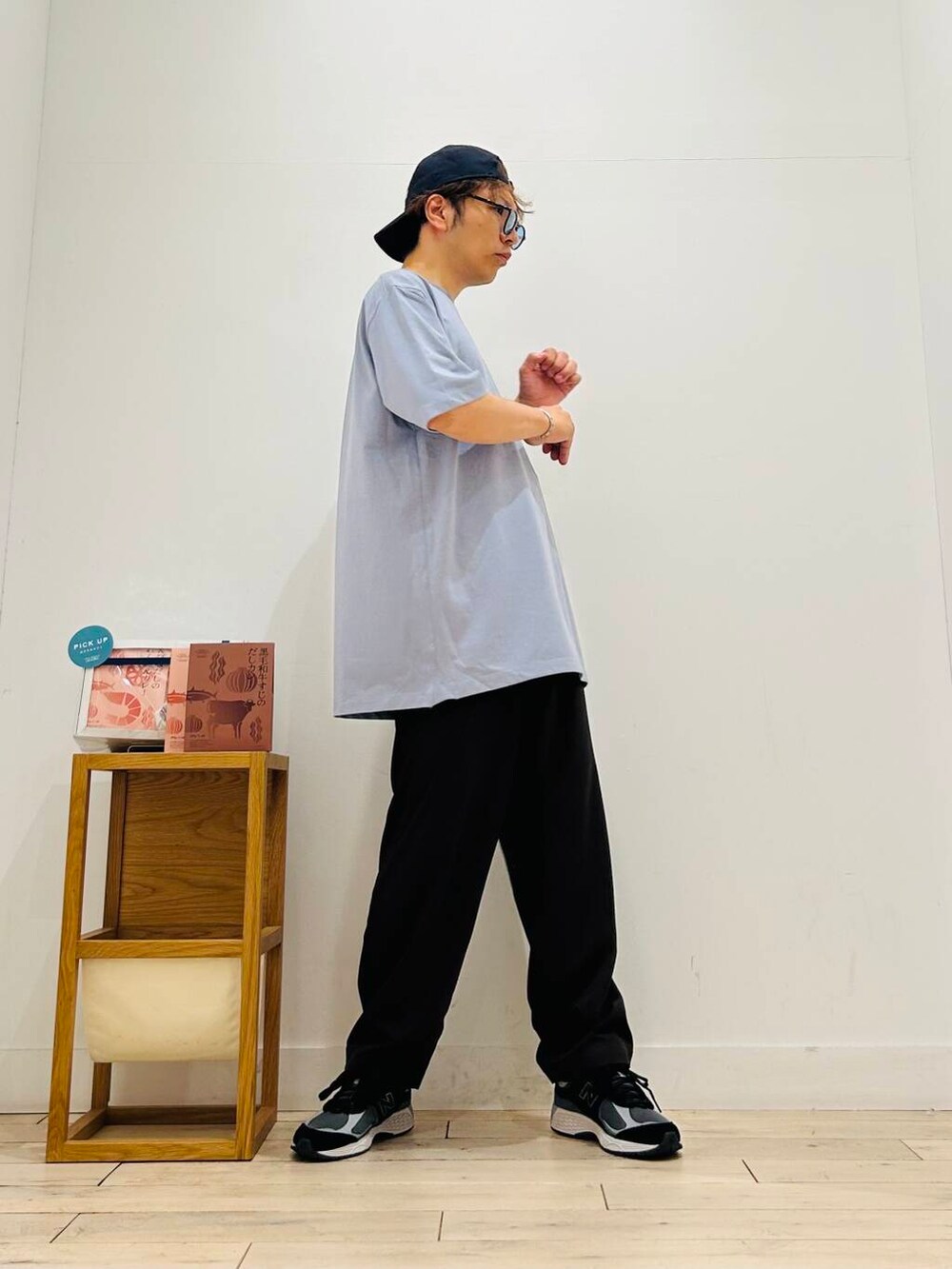 ブラウン系のその他パンツ、ブラック系のスニーカー、ブルー系のTシャツ/カットソーを着用したメンズの夏コーディネートの5枚目の写真