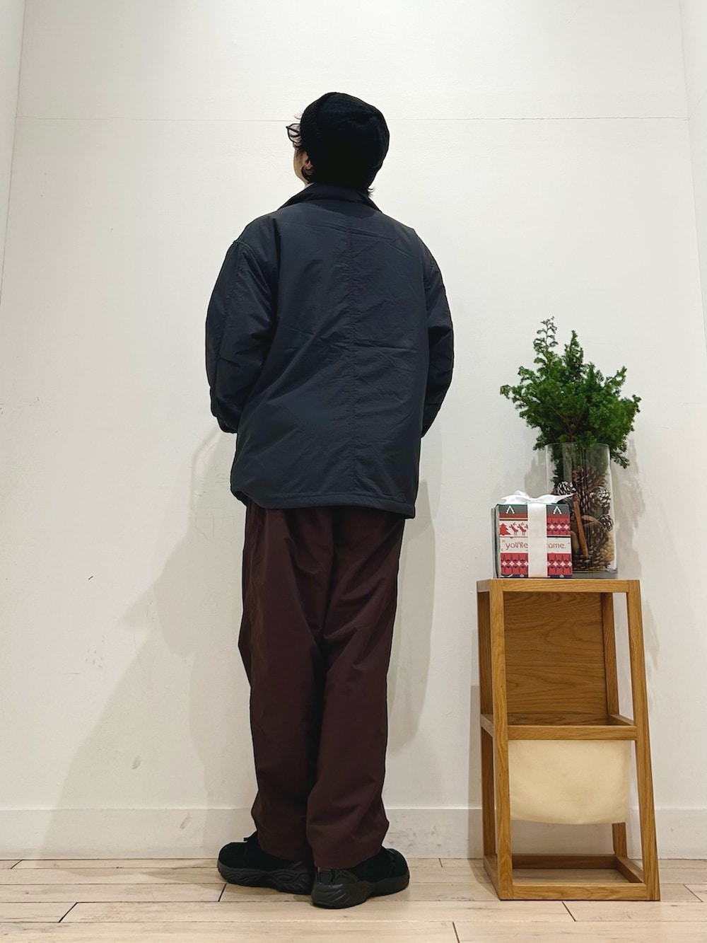 グレー系のモッズコート、ベージュ系のスウェット、ブラック系のTシャツ/カットソーを着用したメンズの秋コーディネートの5枚目の写真