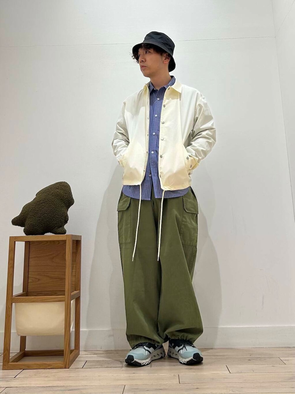 「カジュアル、デートコーデ、白、カーゴパンツ、カーキ、アウトドア、コーチジャケット、ハット、旅行、セレモニースタイル、スポーティー、UVカット、オフスタイル、20代、通気性」|「KIJIMA TAKAYUKIのKIJIMA TAKAYUKI BUCKET HAT(ハット、ブラック系)」を使った、君と洋服を繋ぐ者パックマンさん(メンズ・170cm)の春コーディネートの3枚目の写真