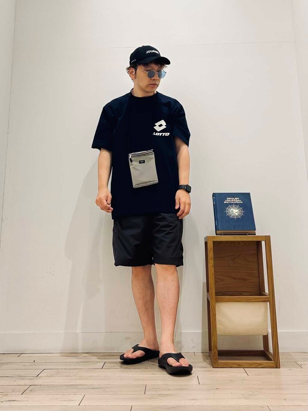 ブラック系のサンダル、ブルー系のTシャツ/カットソー、グレー系のその他パンツを着用したメンズの夏コーディネートの4枚目の写真