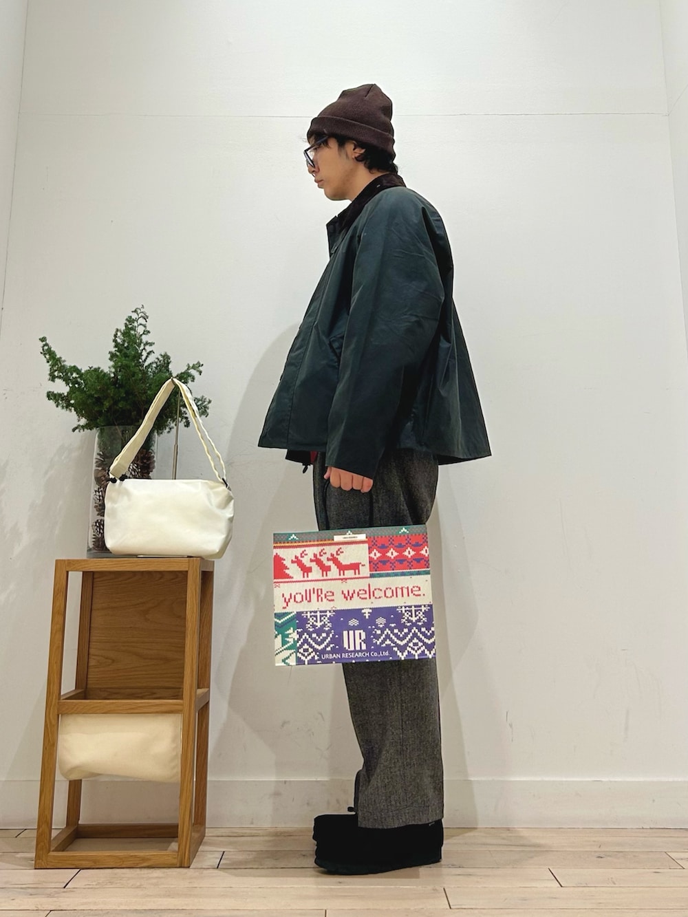 グレー系のその他パンツ、グリーン系のその他アウター、ホワイト系のショルダーバッグを着用したメンズの冬コーディネートの2枚目の写真