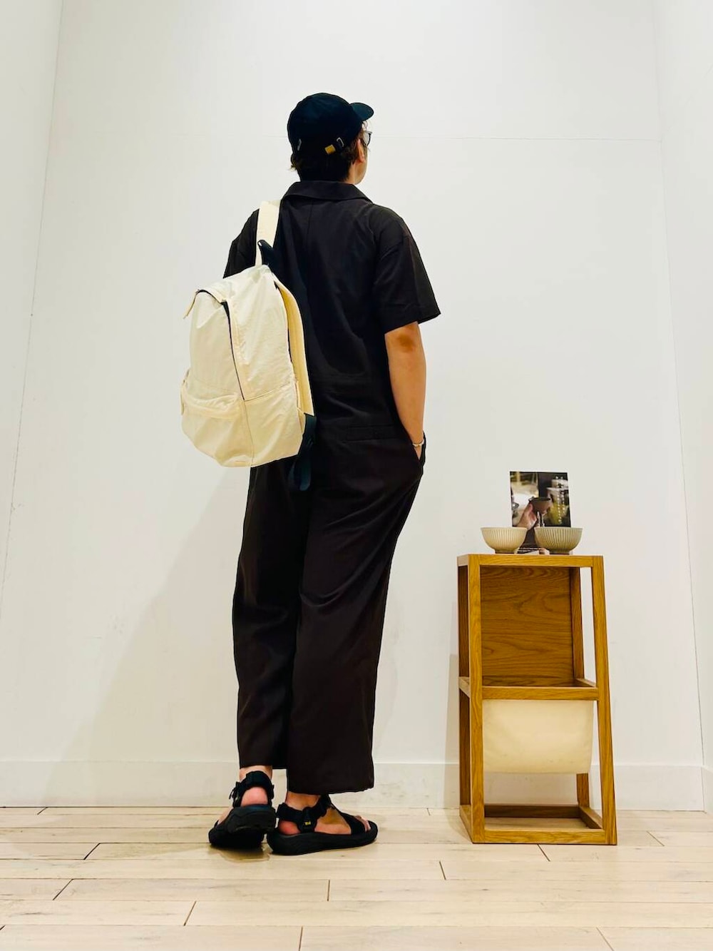 「トップス、メガネ、カジュアル、Tシャツ、キャンプ、サングラス、オーバーサイズ、イージーパンツ、スポーツミックス、別注、デートコーデ、ワントーン、サンダル、カットソー、アウトドア」｜「URBAN RESEARCH DOORSのウォッシャブルマルチ収納リュック（バックパック/リュック、ホワイト系）」を使った、パックマンIIIさん（メンズ・170cm）の夏コーディネートの6枚目の写真
