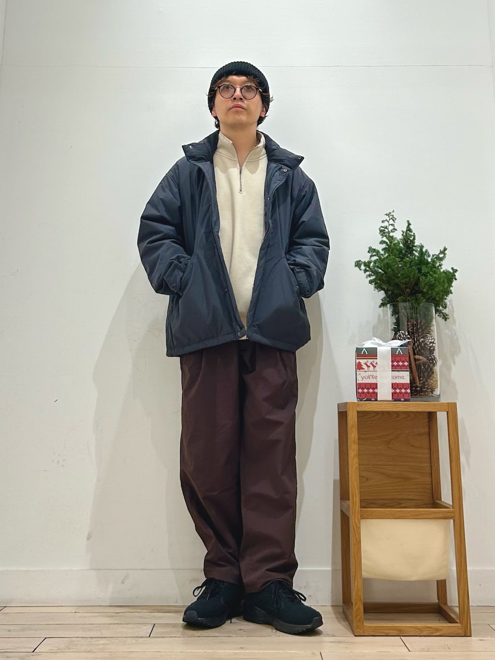 グレー系のモッズコート、ベージュ系のスウェット、ブラック系のTシャツ/カットソーを着用したメンズの秋コーディネートの3枚目の写真