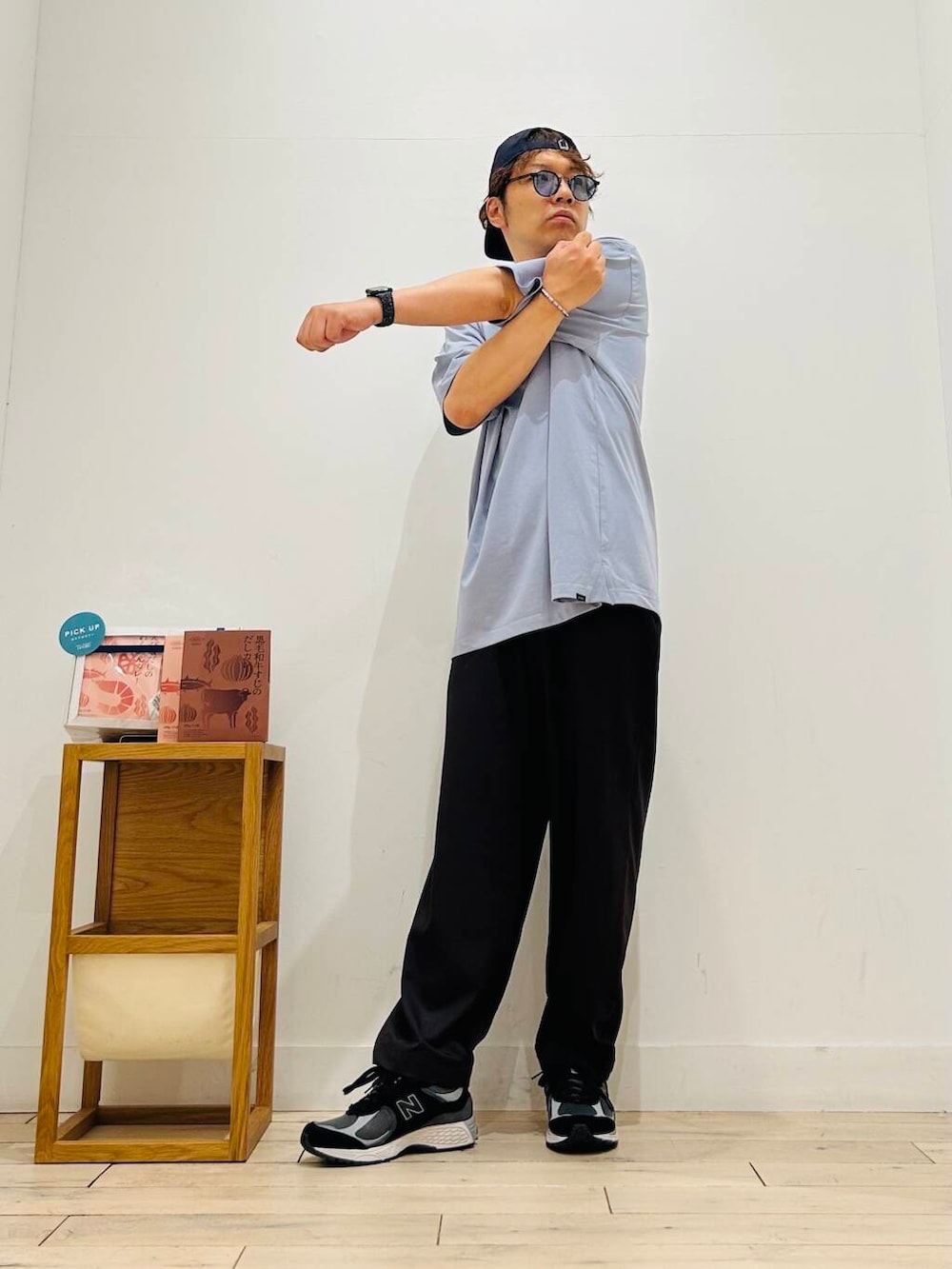 ブラウン系のその他パンツ、ブラック系のスニーカー、ブルー系のTシャツ/カットソーを着用したメンズの夏コーディネートの2枚目の写真