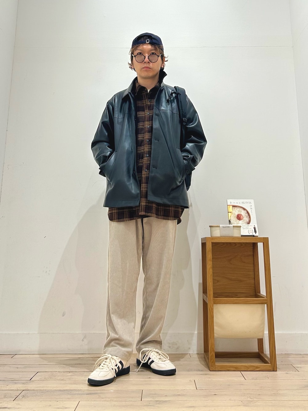 ブラック系のライダースジャケット、ホワイト系のTシャツ/カットソー、ベージュ系のその他パンツを着用したメンズの秋コーディネートの3枚目の写真