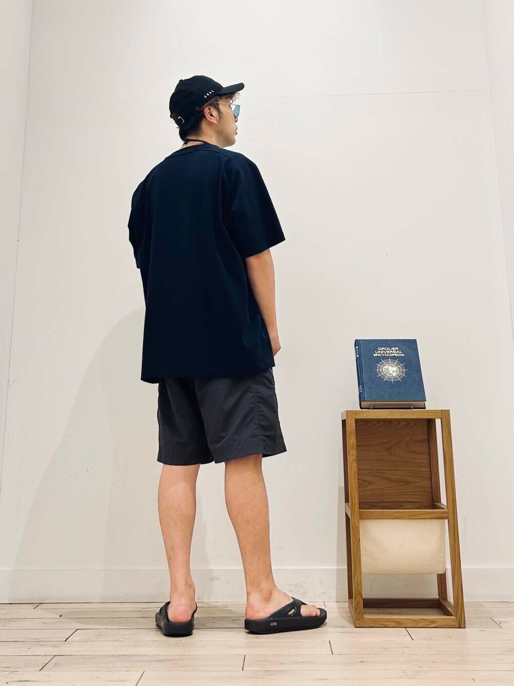ブラック系のサンダル、ブルー系のTシャツ/カットソー、グレー系のその他パンツを着用したメンズの夏コーディネートの6枚目の写真