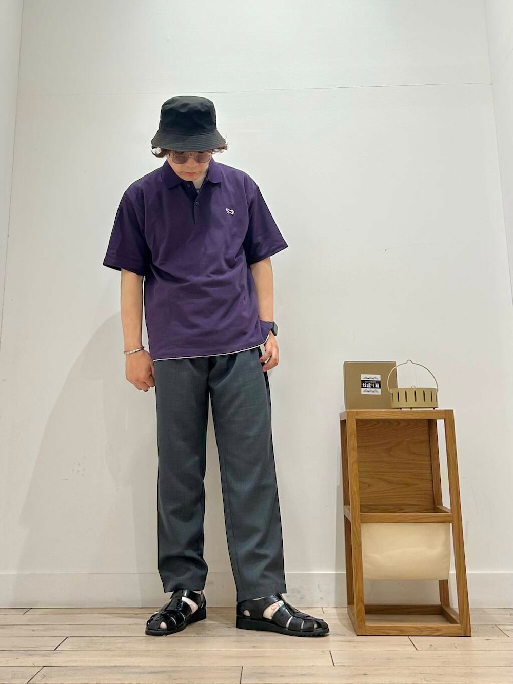「カジュアル、スポーツミックス、別注、デートコーデ、キャップ、ハット、paraboot、ベーシック、休日コーデ、newarrival、休日スタイル、doors、モテコーデ、ゆったり、ポロシャツ」｜「KIJIMA TAKAYUKIのKIJIMA TAKAYUKI　BUCKET HAT（ハット、ブラック系）」を使った、パックマンIIIさん（メンズ・170cm）の春コーディネートの2枚目の写真