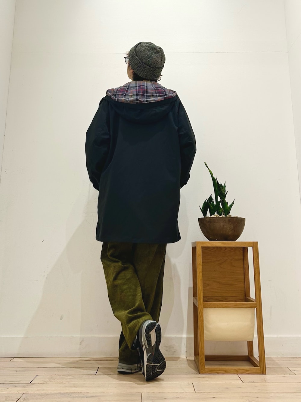 イエロー系のカーディガン/ボレロ、ブルー系のシャツ/ブラウス、ブラック系のその他アウターを着用したメンズの秋コーディネートの5枚目の写真