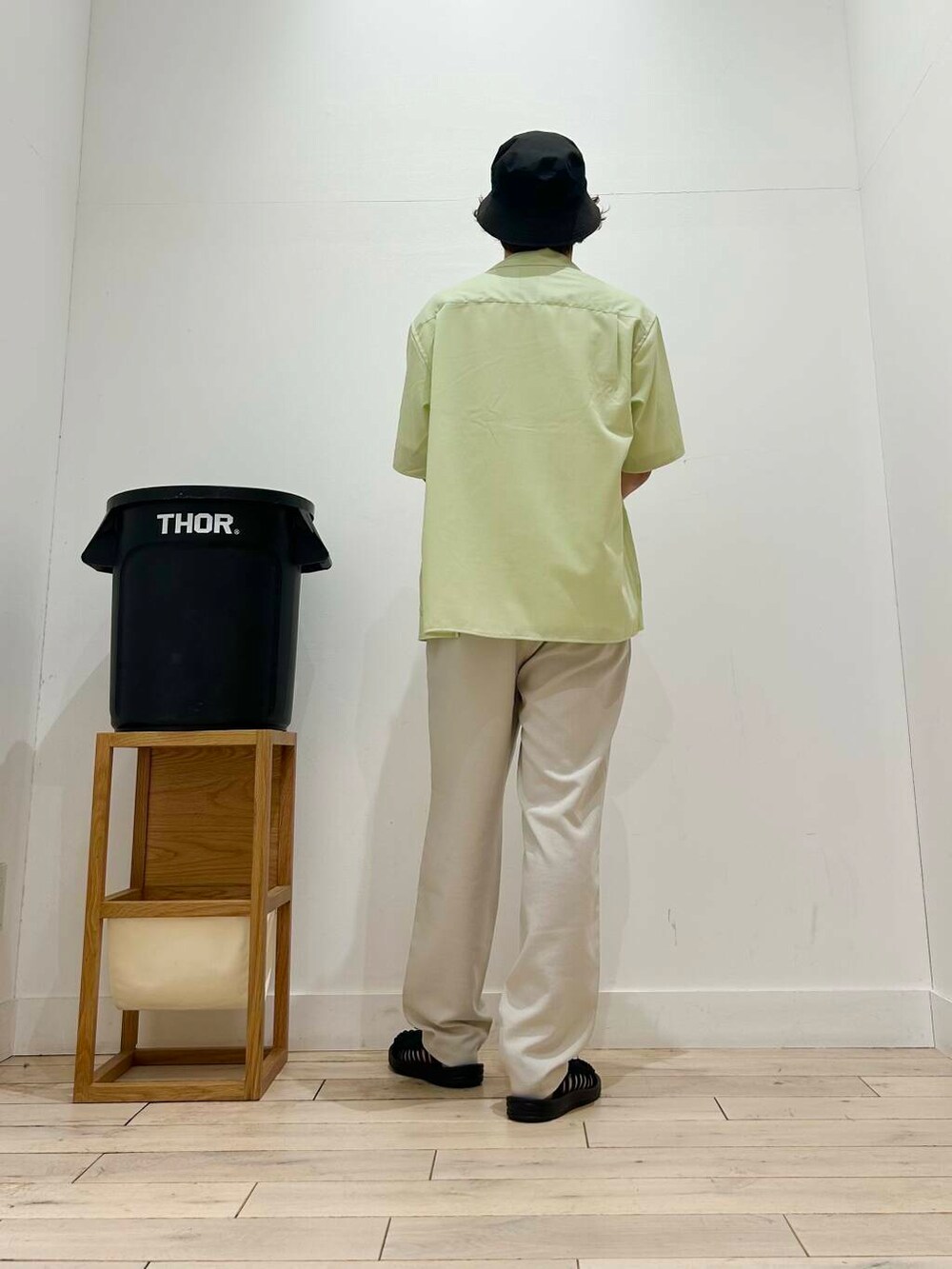 「カジュアル、Tシャツ、スポーツミックス、デートコーデ、ブラウス、カットソー、アウトドア、ハット、半袖シャツ、クルーネック、ベーシック、休日コーデ、吸水速乾、newarrival、休日スタイル」|「KIJIMA TAKAYUKIのKIJIMA TAKAYUKI BUCKET HAT(ハット、ブラック系)」を使った、君と洋服を繋ぐ者パックマンさん(メンズ・170cm)の春コーディネートの3枚目の写真