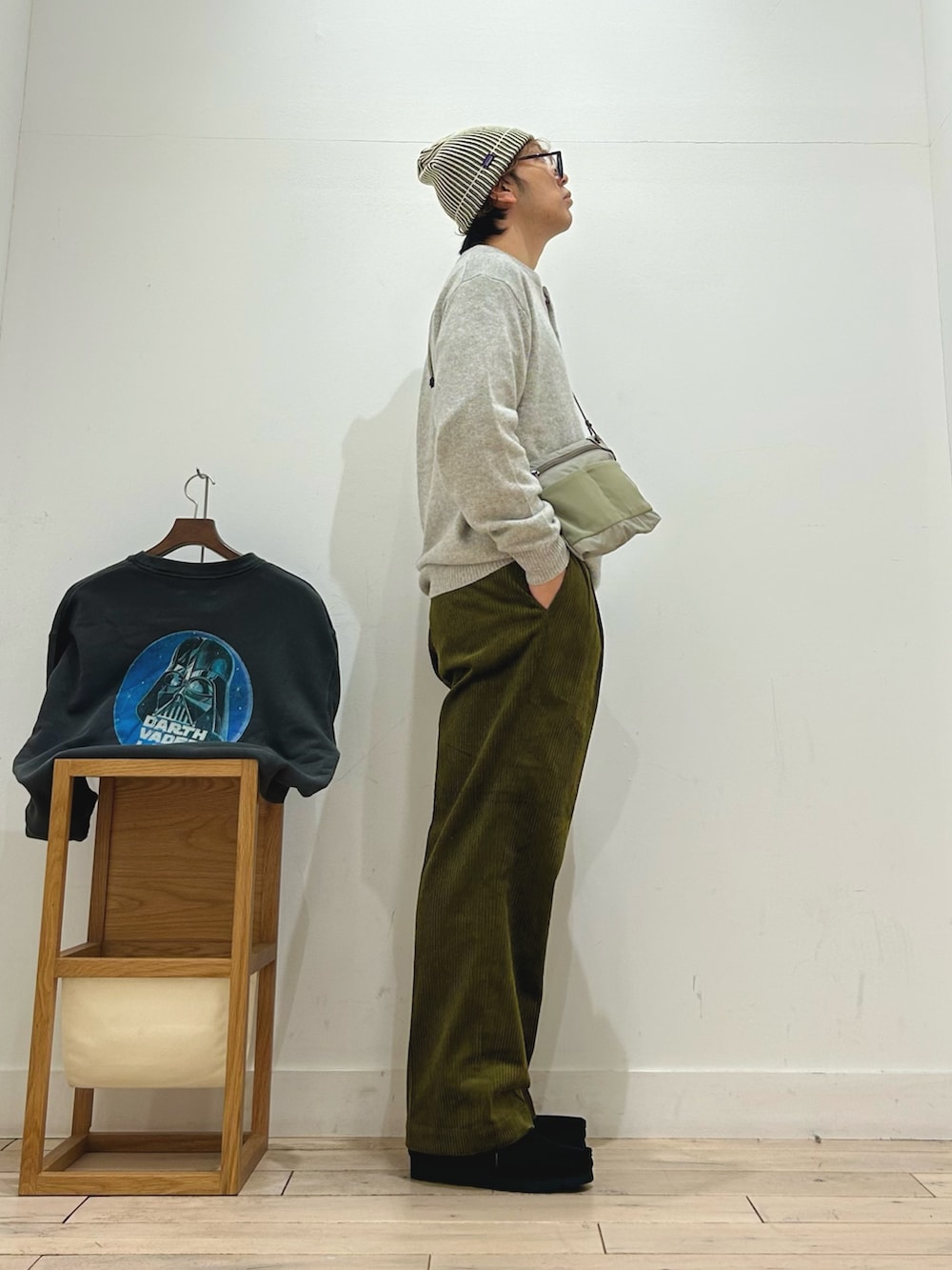 グレー系のニット/セーター、ブラック系のTシャツ/カットソー、グレー系のスウェットを着用したメンズの秋コーディネートの4枚目の写真