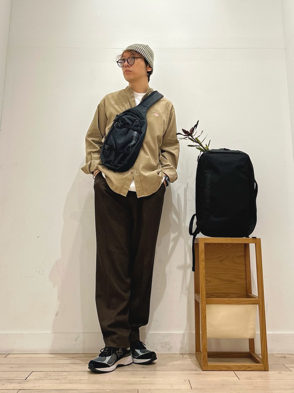 ブラック系のショルダーバッグ、ブラック系のスニーカー、ブラウン系のその他パンツを着用したメンズの秋コーディネートの3枚目の写真