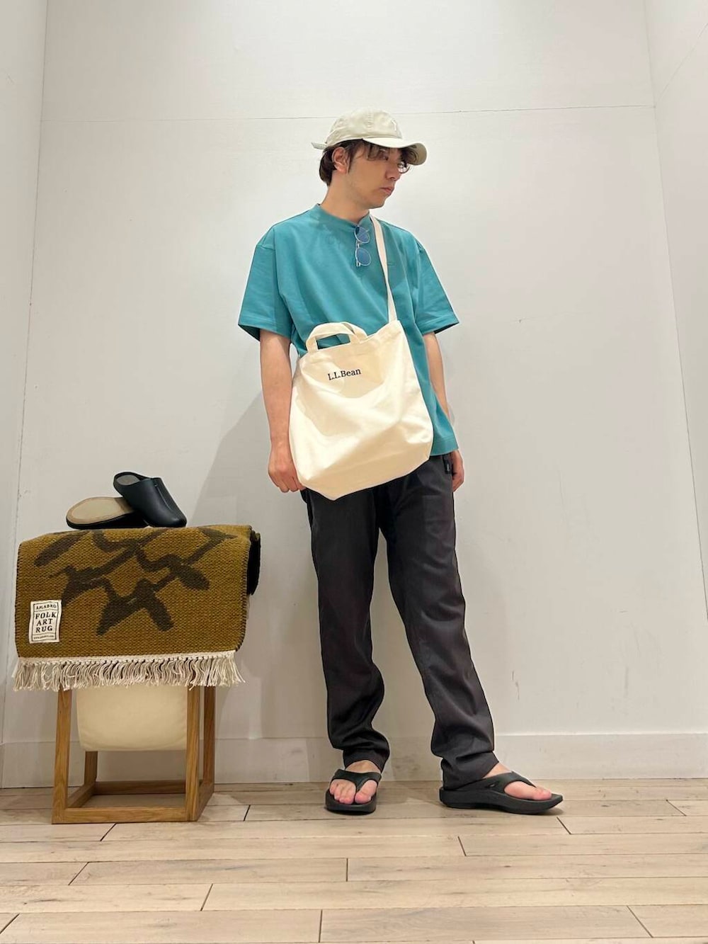 「カジュアル、Tシャツ、スポーツミックス、別注、デートコーデ、カットソー、アウトドア、Gramicci、クルーネック、LACOSTE、newarrival、OOFOS、休日スタイル、doors、フェスコーデ」｜「Gramicciの『別注』GRAMICCI　StretchGabardinePants（その他パンツ、グレー系）」を使った、パックマンIIIさん（メンズ・170cm）の春コーディネートの5枚目の写真